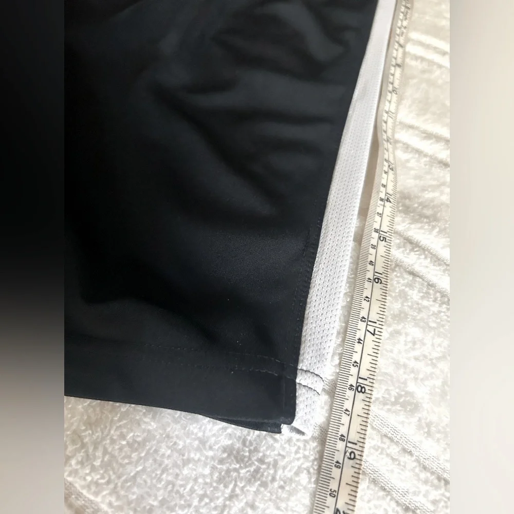 Nike Black and White Athletic Mens Shorts  Lightweight Performance​​​​​​​